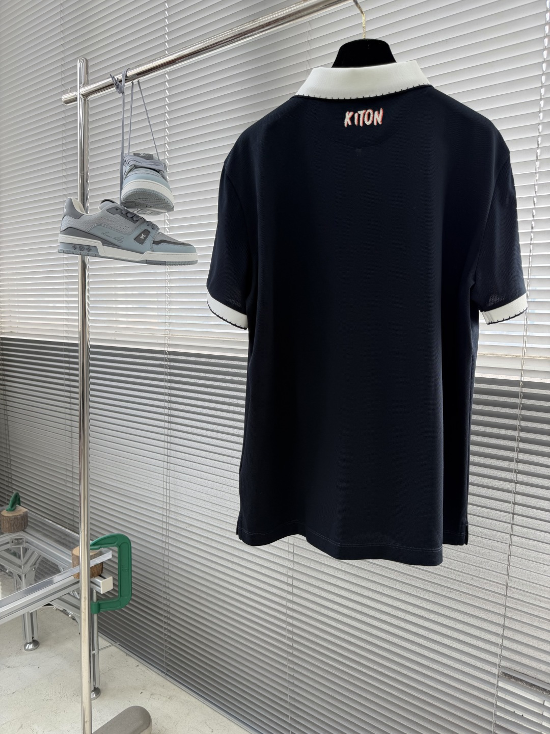 -Kiton 2026ss春夏新款男士半拉链套头短袖针织衫POLO，经过特殊浇洗工艺处理，手感柔软且质感
