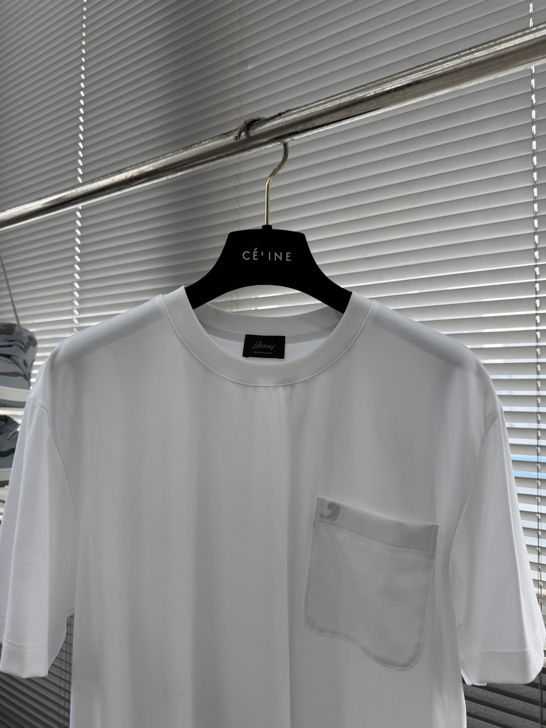 -Brioni 2026SS新款胸前口袋圆领短袖T恤，采用客供进口定制面料，面料表面非常有质感显而易见，