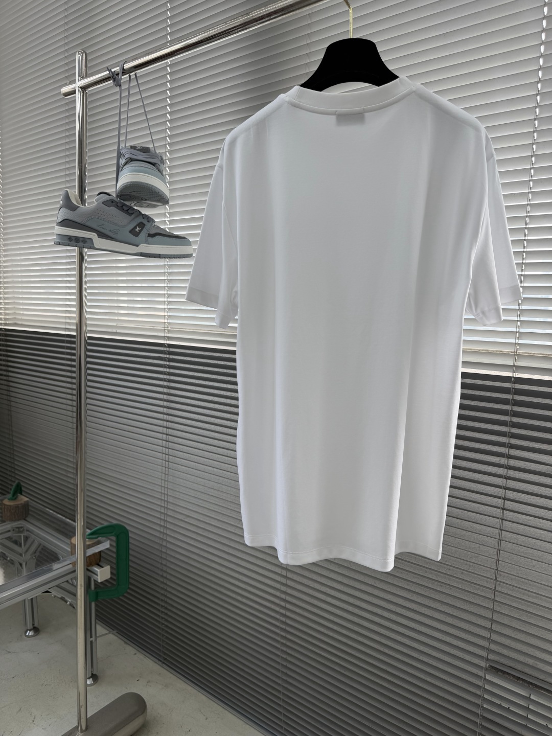 -Brioni 2026SS新款胸前口袋圆领短袖T恤，采用客供进口定制面料，面料表面非常有质感显而易见，