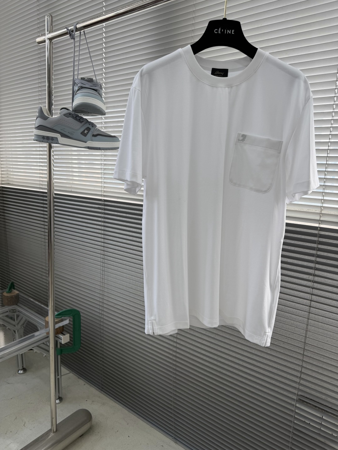 -Brioni 2026SS新款胸前口袋圆领短袖T恤，采用客供进口定制面料，面料表面非常有质感显而易见，