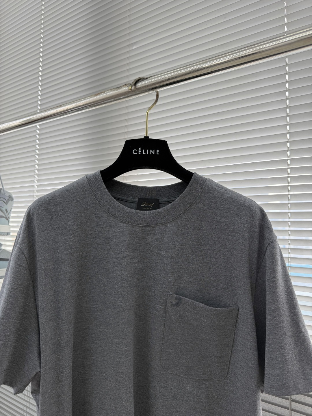 -Brioni 2026SS新款胸前口袋圆领短袖T恤，采用客供进口定制面料，面料表面非常有质感显而易见，