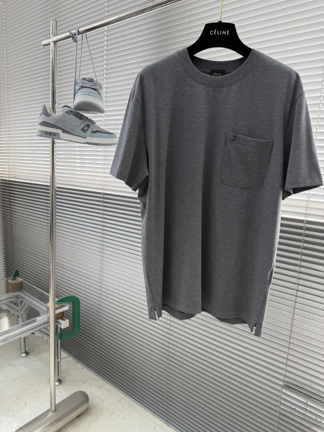 -Brioni 2026SS新款胸前口袋圆领短袖T恤，采用客供进口定制面料，面料表面非常有质感显而易见，