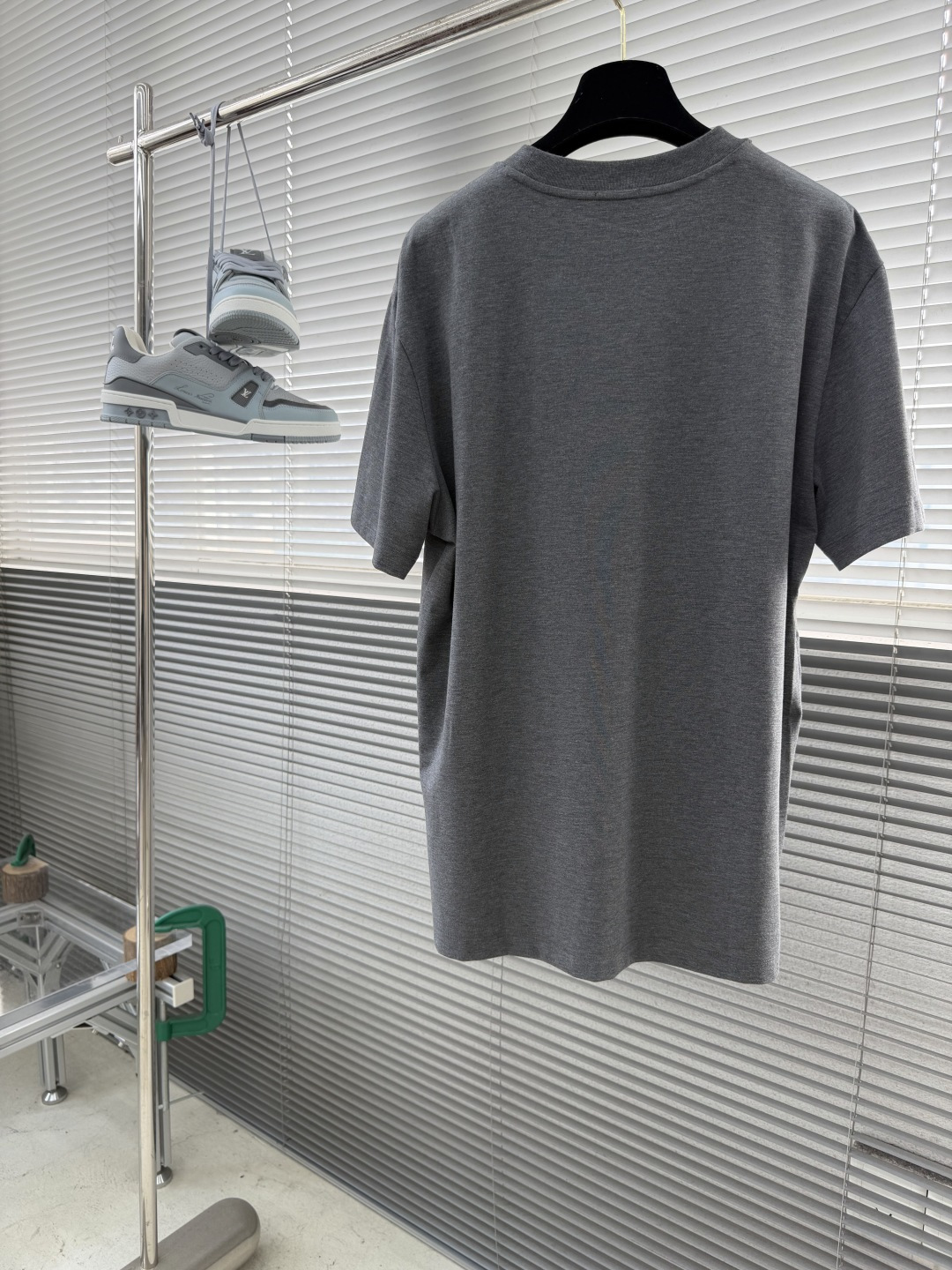 -Brioni 2026SS新款胸前口袋圆领短袖T恤，采用客供进口定制面料，面料表面非常有质感显而易见，