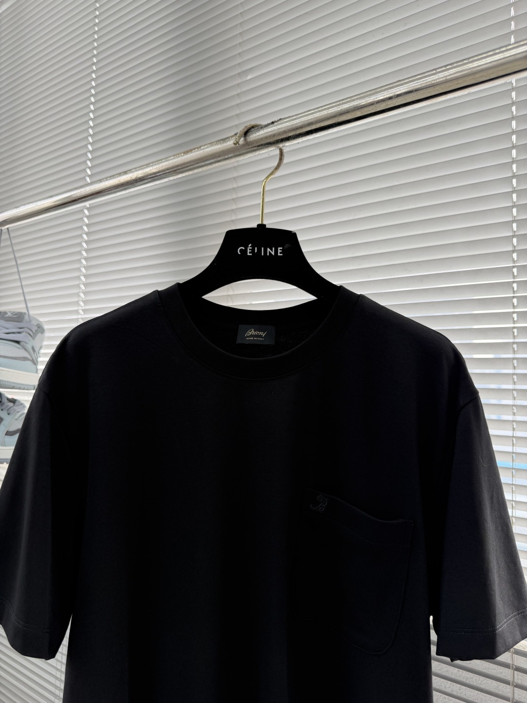 -Brioni 2026SS新款胸前口袋圆领短袖T恤，采用客供进口定制面料，面料表面非常有质感显而易见，