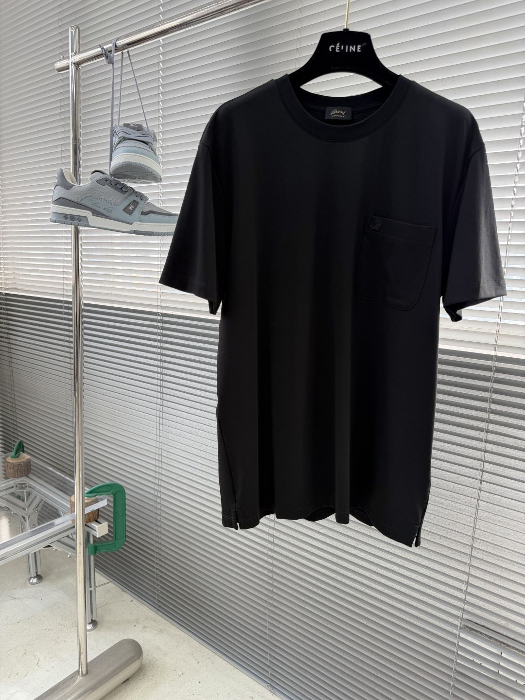 -Brioni 2026SS新款胸前口袋圆领短袖T恤，采用客供进口定制面料，面料表面非常有质感显而易见，