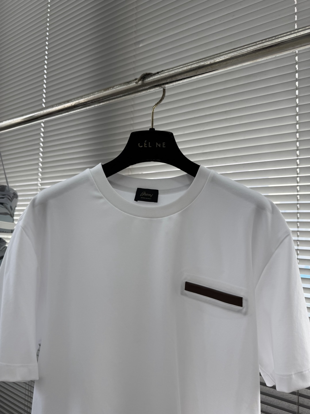 -Brioni 2026SS新款拼皮口袋圆领短袖T恤，采用客供进口定制面料，面料表面非常有质感显而易见，