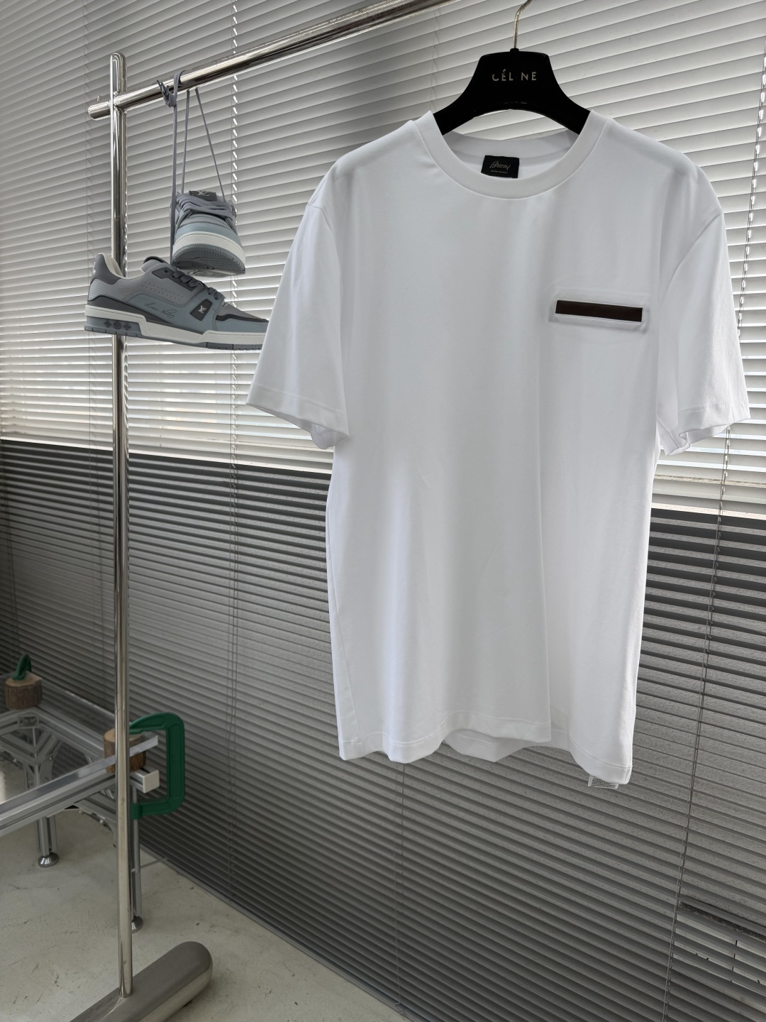 -Brioni 2026SS新款拼皮口袋圆领短袖T恤，采用客供进口定制面料，面料表面非常有质感显而易见，