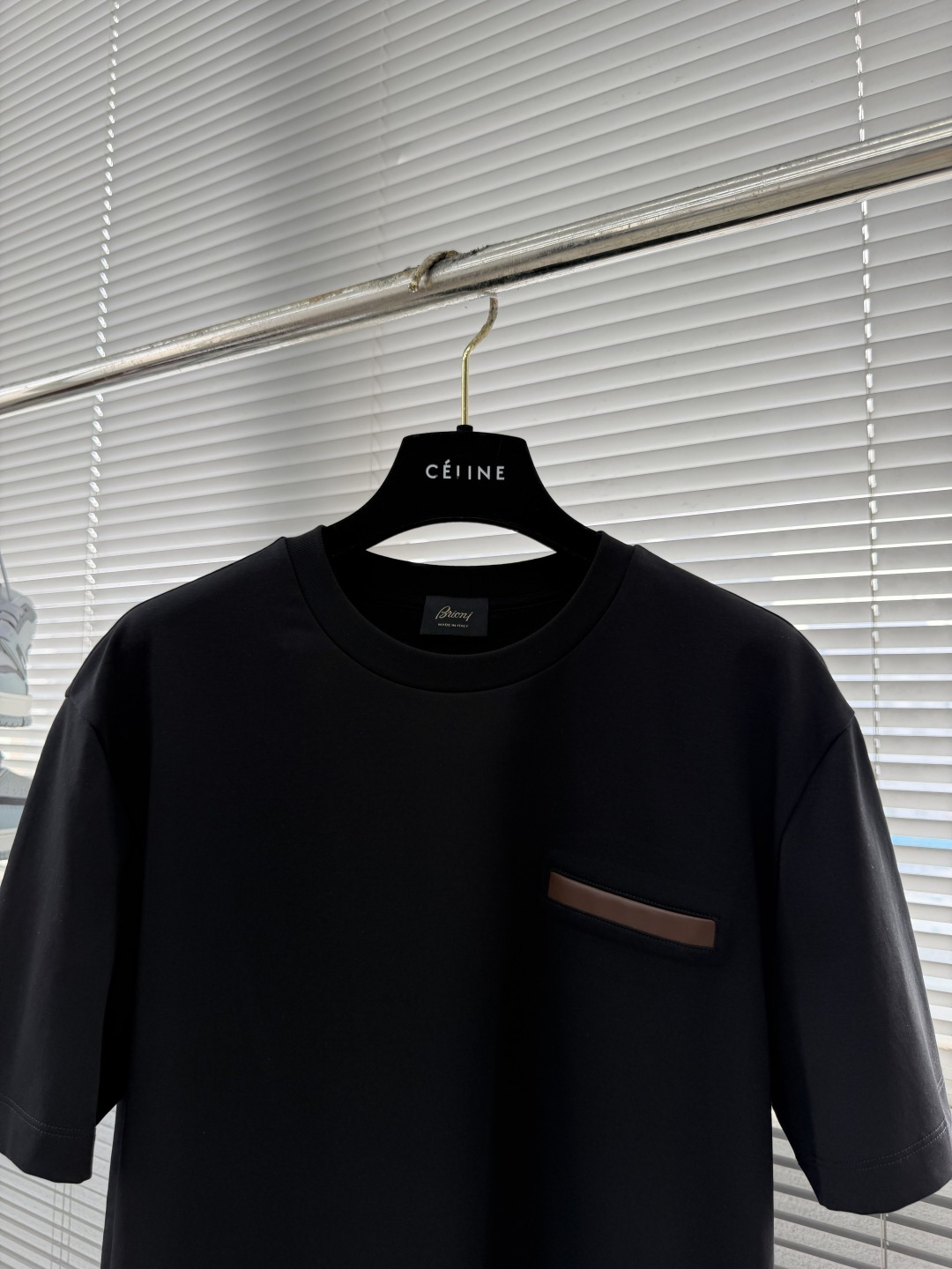 -Brioni 2026SS新款拼皮口袋圆领短袖T恤，采用客供进口定制面料，面料表面非常有质感显而易见，