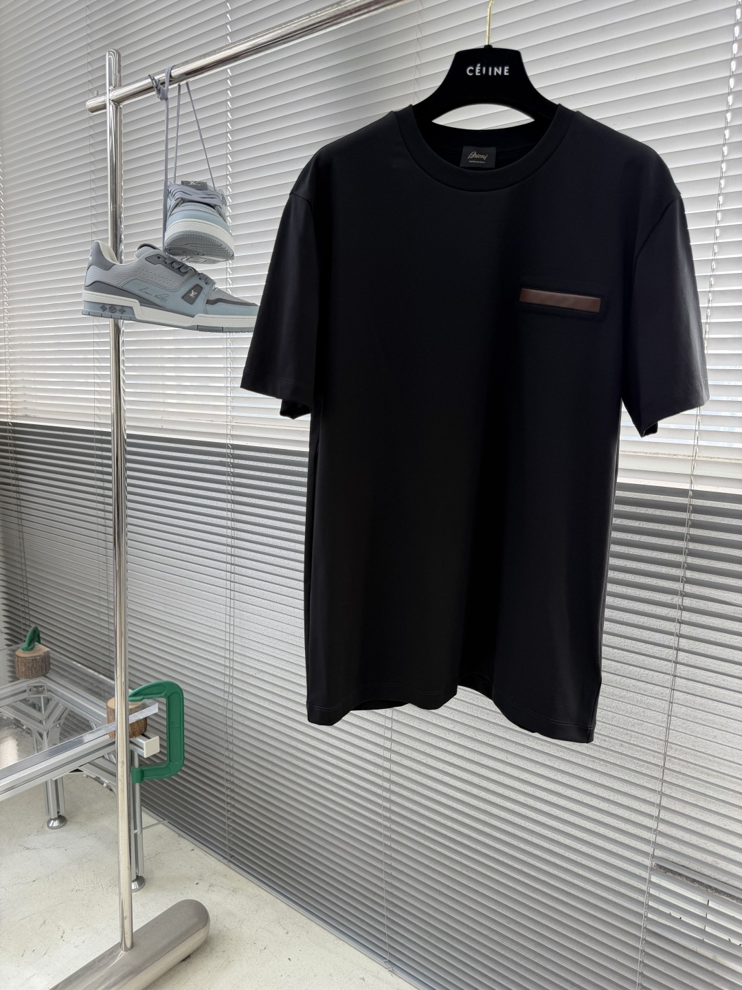 -Brioni 2026SS新款拼皮口袋圆领短袖T恤，采用客供进口定制面料，面料表面非常有质感显而易见，