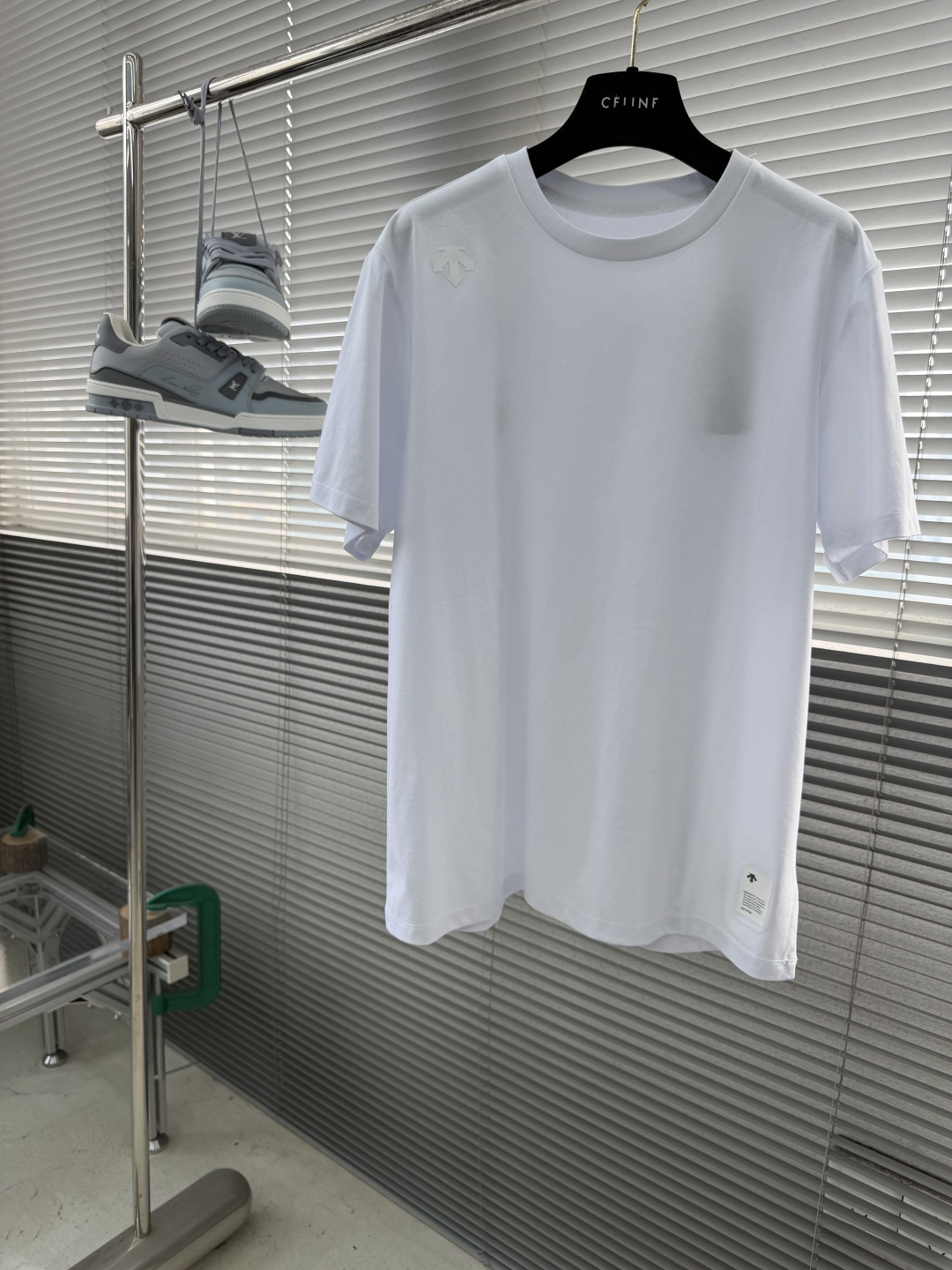 NO:872610,-Descente Sports fabrics never disappoint, this 1935 classic model combines 'comfort + durability + appearance'!  Available in three colors: white/grey/black, the loose fit hides the flesh and makes you look slimmer, and you can just close your eyes for the texture!  This is the life-extending T-shirt for summer!  Size L XL XXL 3XL L length 70 Chest 105 Shoulder width 4319860909-迪桑特 运动面料从来不会让人失望,这件1935经典款把「舒适+耐穿+颜值」焊死了！ 白/灰/黑三色任选,宽松版型藏肉显瘦,质感党直接闭眼冲！ 夏天的续命T恤,真的非它莫属！ 码数L XL XXL 3XL L码衣长70 胸围105 肩宽43 XL码衣长71 胸围110 肩宽45 XXL码衣长72 胸围115 肩宽47 3XL码衣长73 胸围 肩宽49,,tees，t-shirt,,Men's clothing