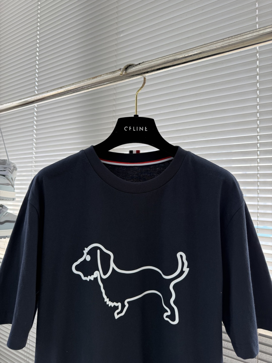 -TB 小狗开叉平纹短袖百分百平纹纯棉材质，和zP一致经过磨毛工艺处理，手感更加柔软舒适，TB在细节处理