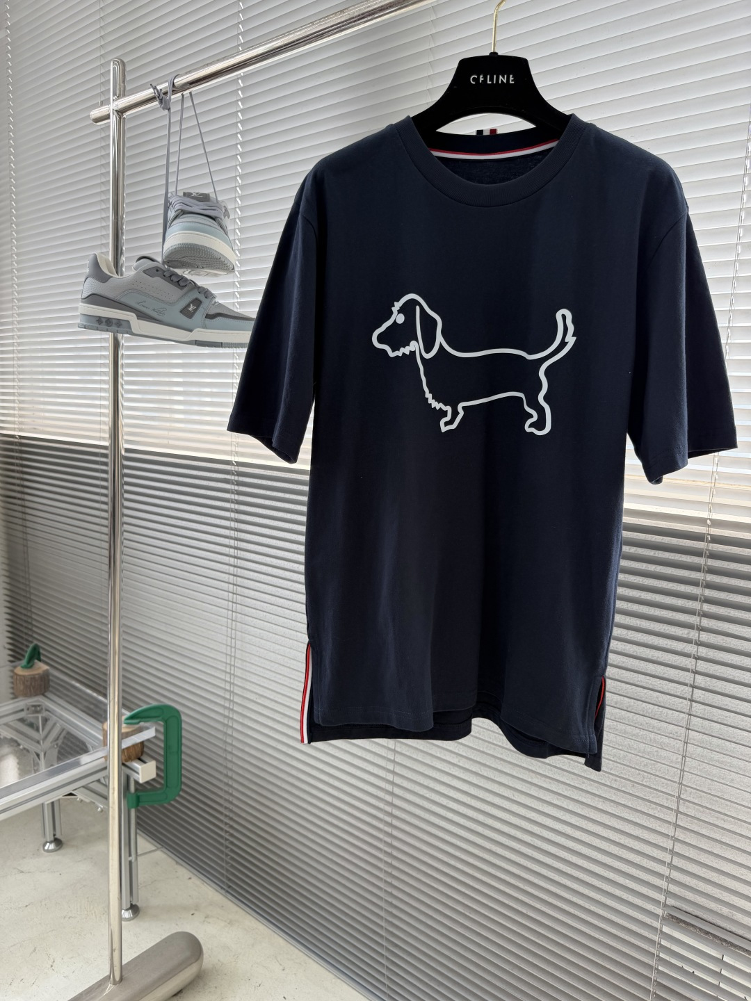 -TB 小狗开叉平纹短袖百分百平纹纯棉材质，和zP一致经过磨毛工艺处理，手感更加柔软舒适，TB在细节处理