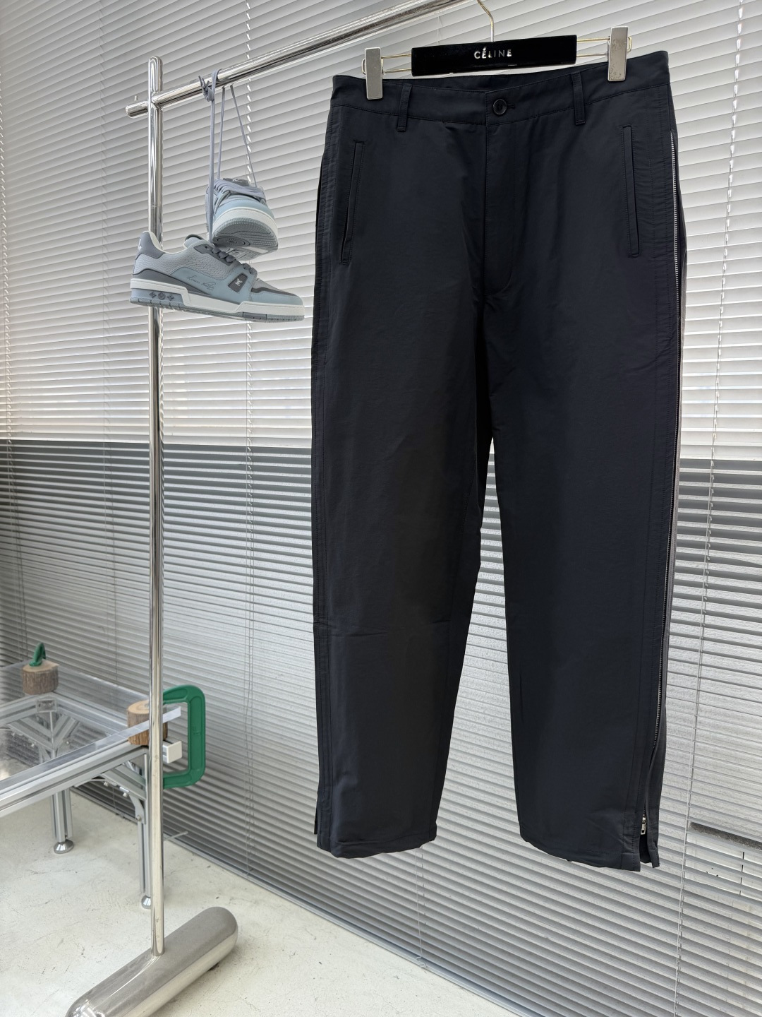 -TOGA VIRILIS PULLA SS26 休闲裤 | 极简主义的高级表达​​一条裤子，定义都市游