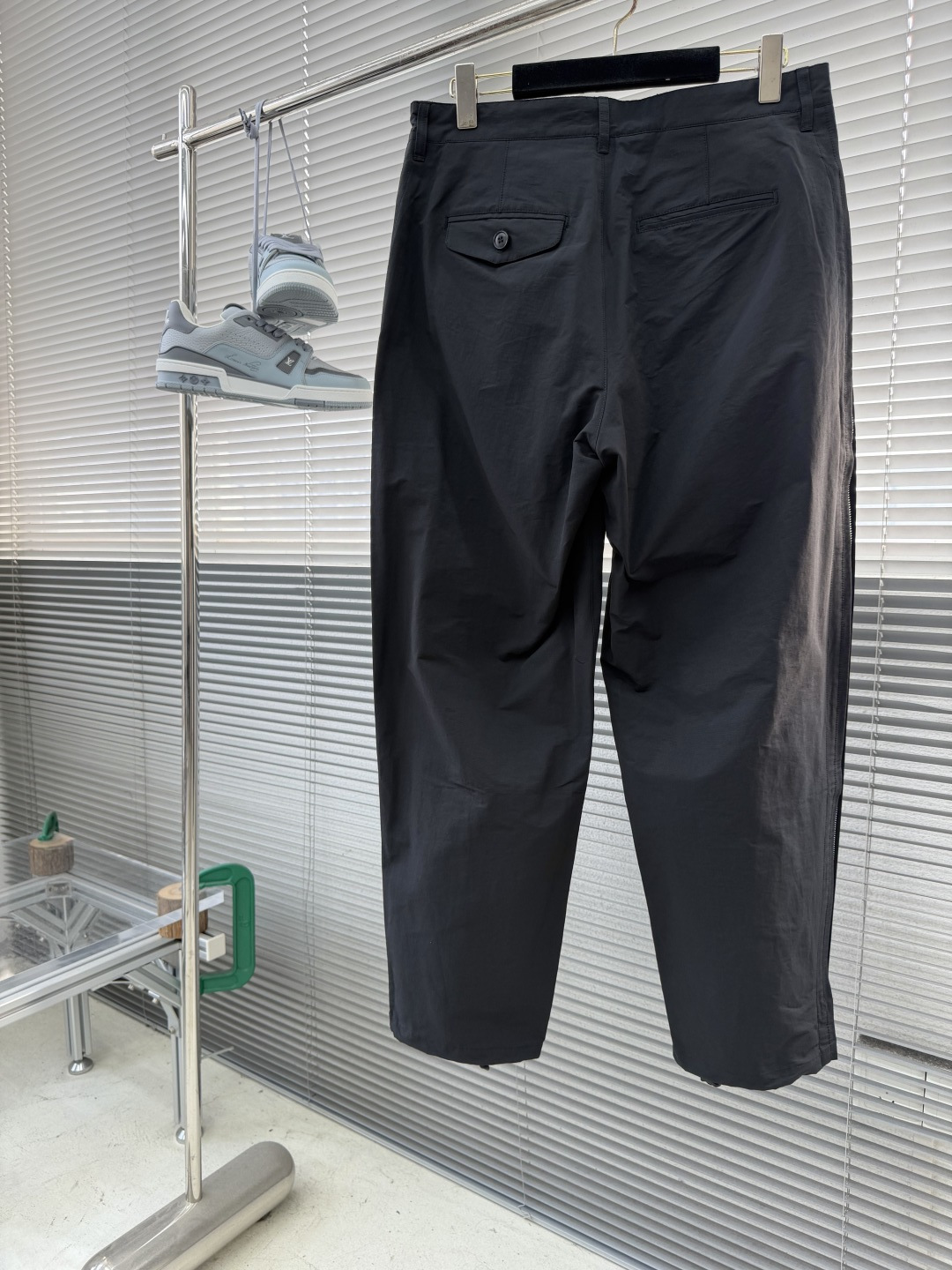 -TOGA VIRILIS PULLA SS26 休闲裤 | 极简主义的高级表达​​一条裤子，定义都市游