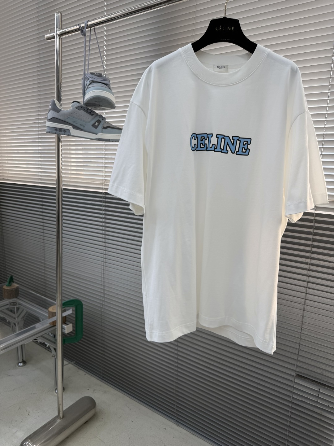 -Celin 字母印花T恤 | 极简主义的高级感​​正面居中“CELIN*”字母印花，采用撞色设计，视觉