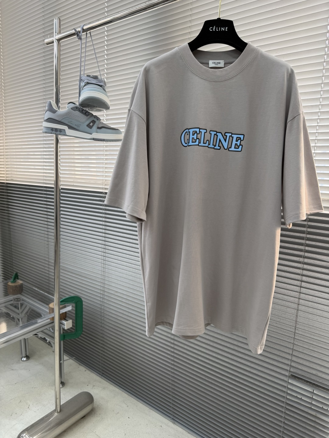 -Celin 字母印花T恤 | 极简主义的高级感​​正面居中“CELIN*”字母印花，采用撞色设计，视觉