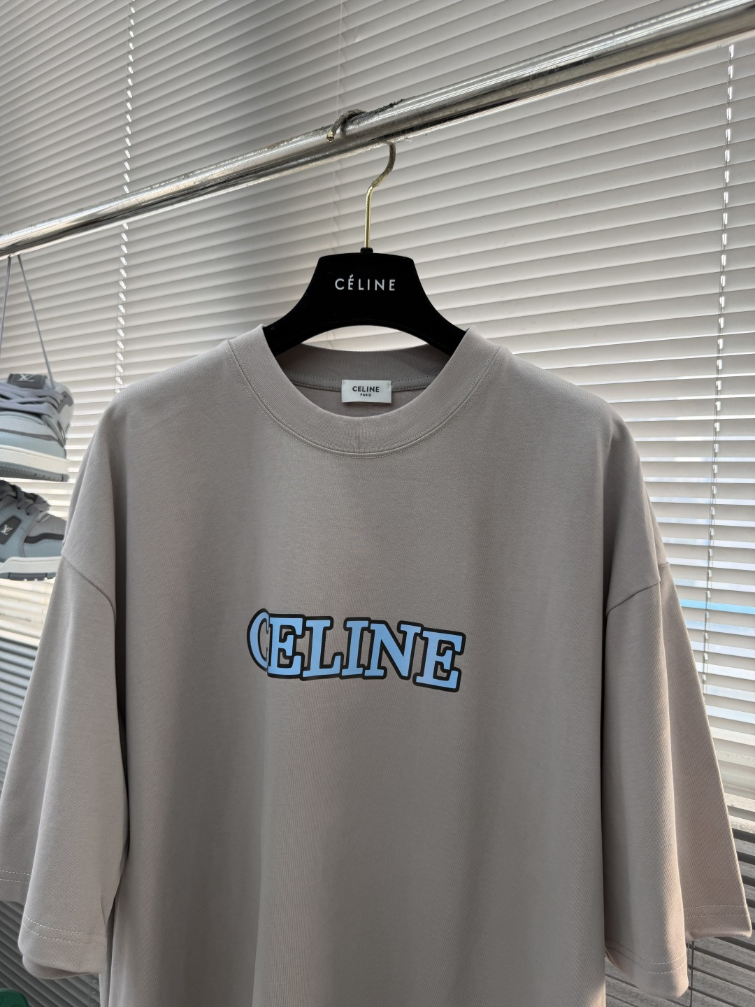 -Celin 字母印花T恤 | 极简主义的高级感​​正面居中“CELIN*”字母印花，采用撞色设计，视觉