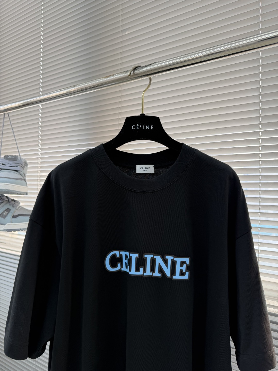 -Celin 字母印花T恤 | 极简主义的高级感​​正面居中“CELIN*”字母印花，采用撞色设计，视觉