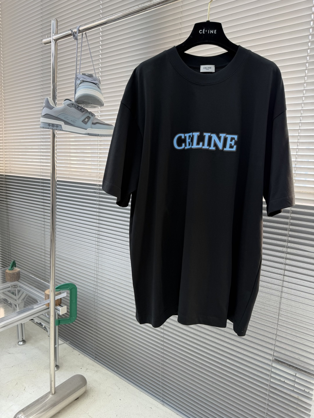 -Celin 字母印花T恤 | 极简主义的高级感​​正面居中“CELIN*”字母印花，采用撞色设计，视觉