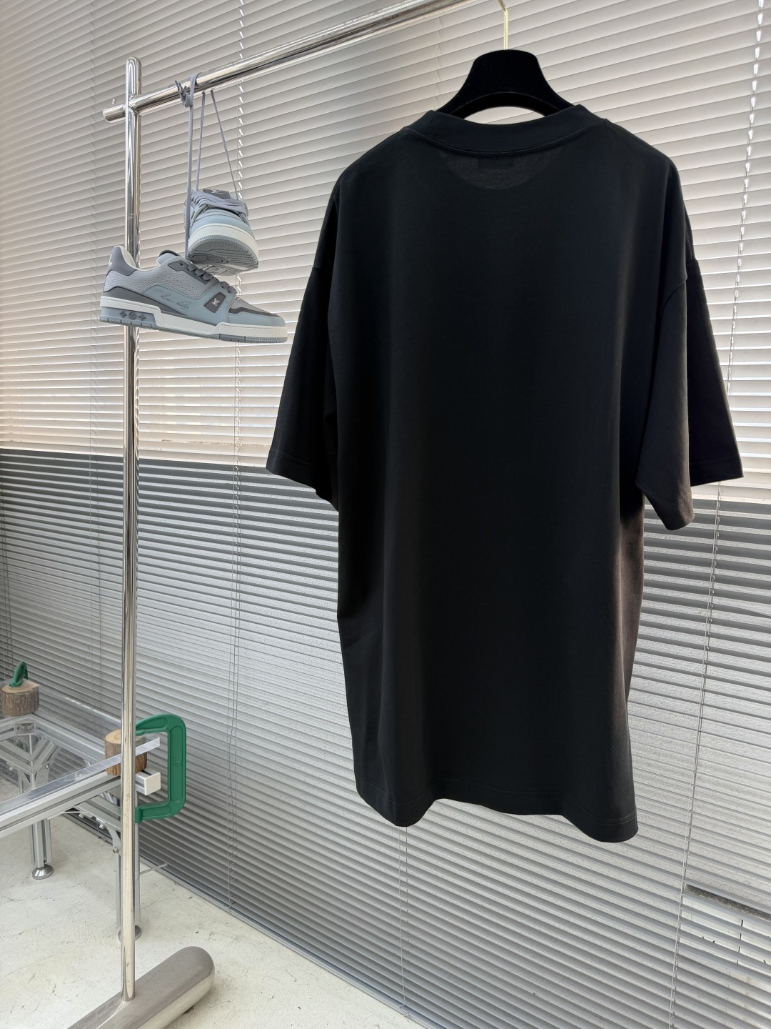 -Celin 字母印花T恤 | 极简主义的高级感​​正面居中“CELIN*”字母印花，采用撞色设计，视觉