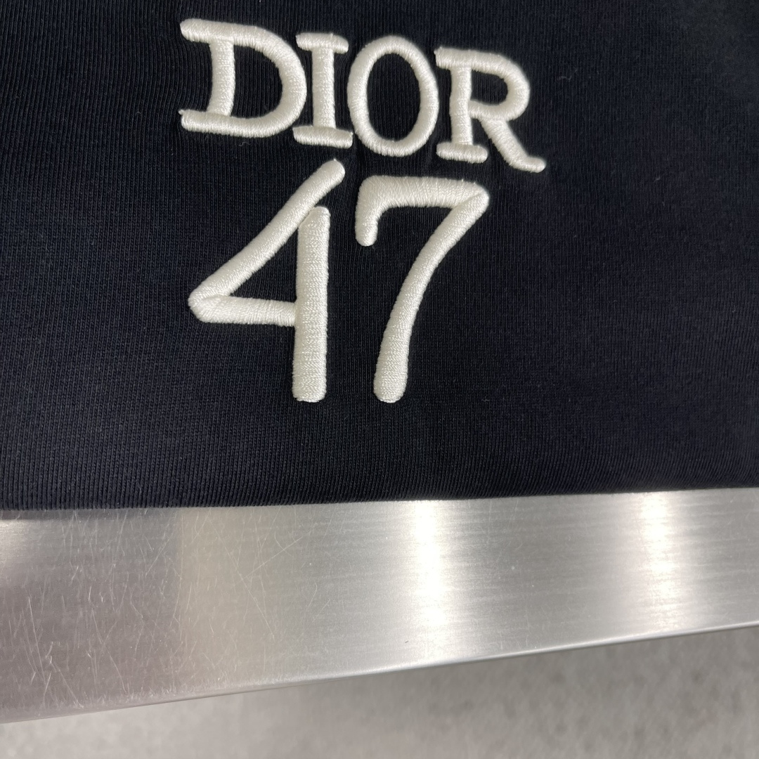 -Dio    47字母后背条纹短袖T恤百分百棉 采用280g 高端进口纯棉双纱面料  添加手感与固定衣