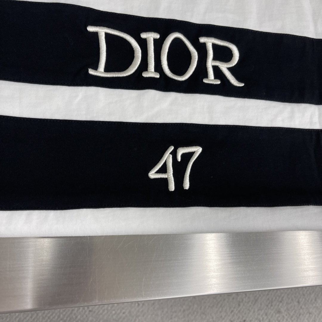 -Dio    47字母后背条纹短袖T恤百分百棉 采用280g 高端进口纯棉双纱面料  添加手感与固定衣