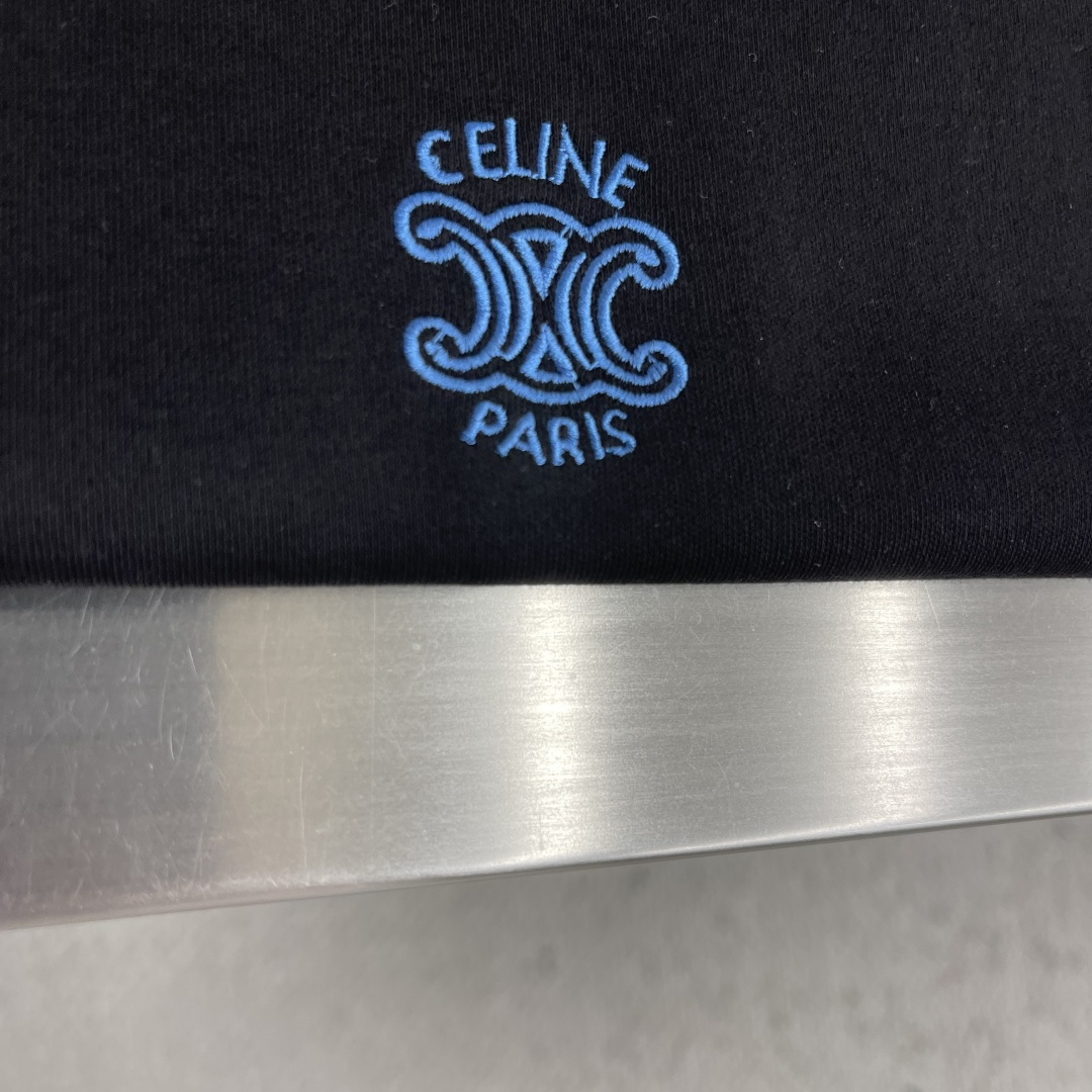 -CELIN*   26夏款短袖来啦～刺绣章仔小logo，低调里藏着精致感纯棉面料亲肤透气，宽松版型自在
