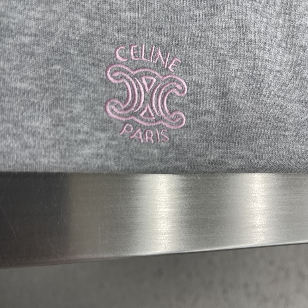 -CELIN*   26夏款短袖来啦～刺绣章仔小logo，低调里藏着精致感纯棉面料亲肤透气，宽松版型自在