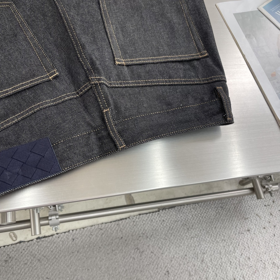 -BV 质感黑灰牛仔裤 | 立体剪裁×高级水洗 | 通勤穿搭天花板​​高腰直筒+微阔腿剪裁，从大腿到裤脚