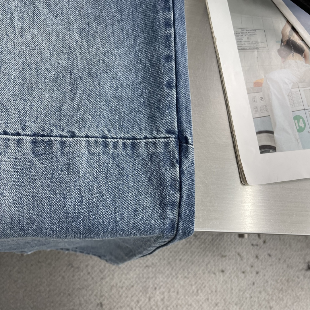 -MM6 马吉拉 不对称拼接直筒牛仔裤 · 经典款​​—— 简约中藏细节，低调里见高级不对称拼接剪裁​​