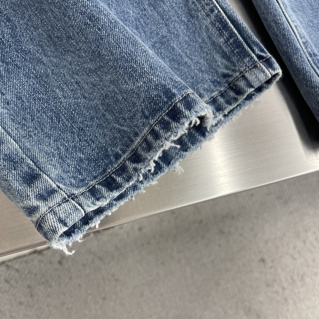 -MM6 马吉拉 不对称拼接直筒牛仔裤 · 经典款​​—— 简约中藏细节，低调里见高级不对称拼接剪裁​​