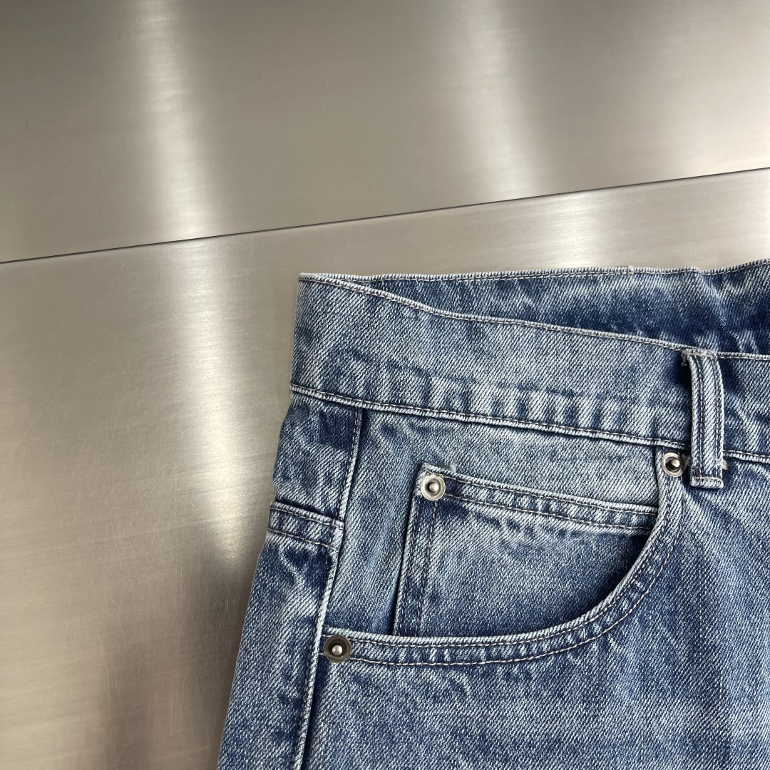 -MM6 马吉拉 不对称拼接直筒牛仔裤 · 经典款​​—— 简约中藏细节，低调里见高级不对称拼接剪裁​​