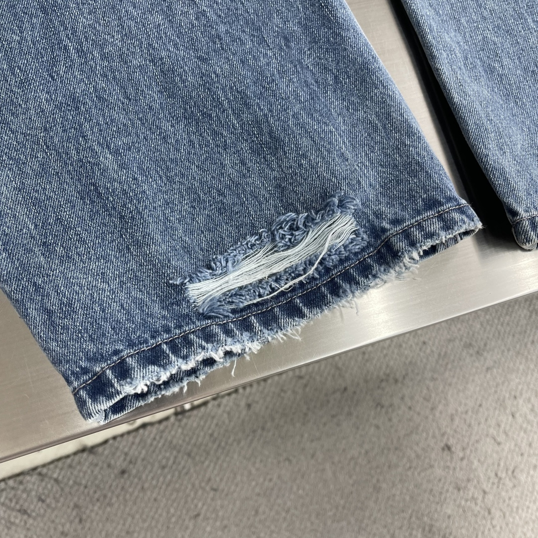 -MM6 马吉拉 不对称拼接直筒牛仔裤 · 经典款​​—— 简约中藏细节，低调里见高级不对称拼接剪裁​​