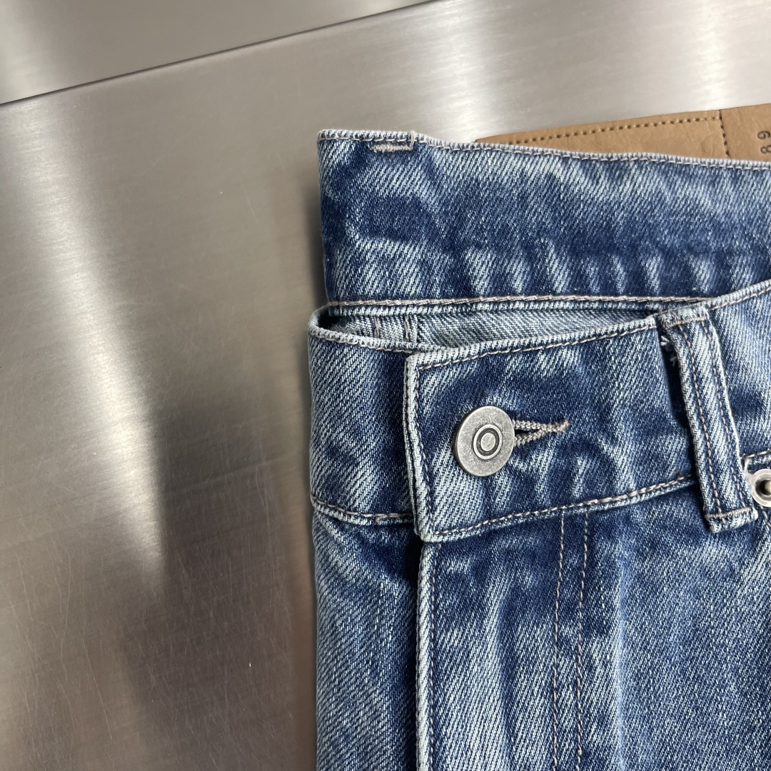 -MM6 马吉拉 不对称拼接直筒牛仔裤 · 经典款​​—— 简约中藏细节，低调里见高级不对称拼接剪裁​​