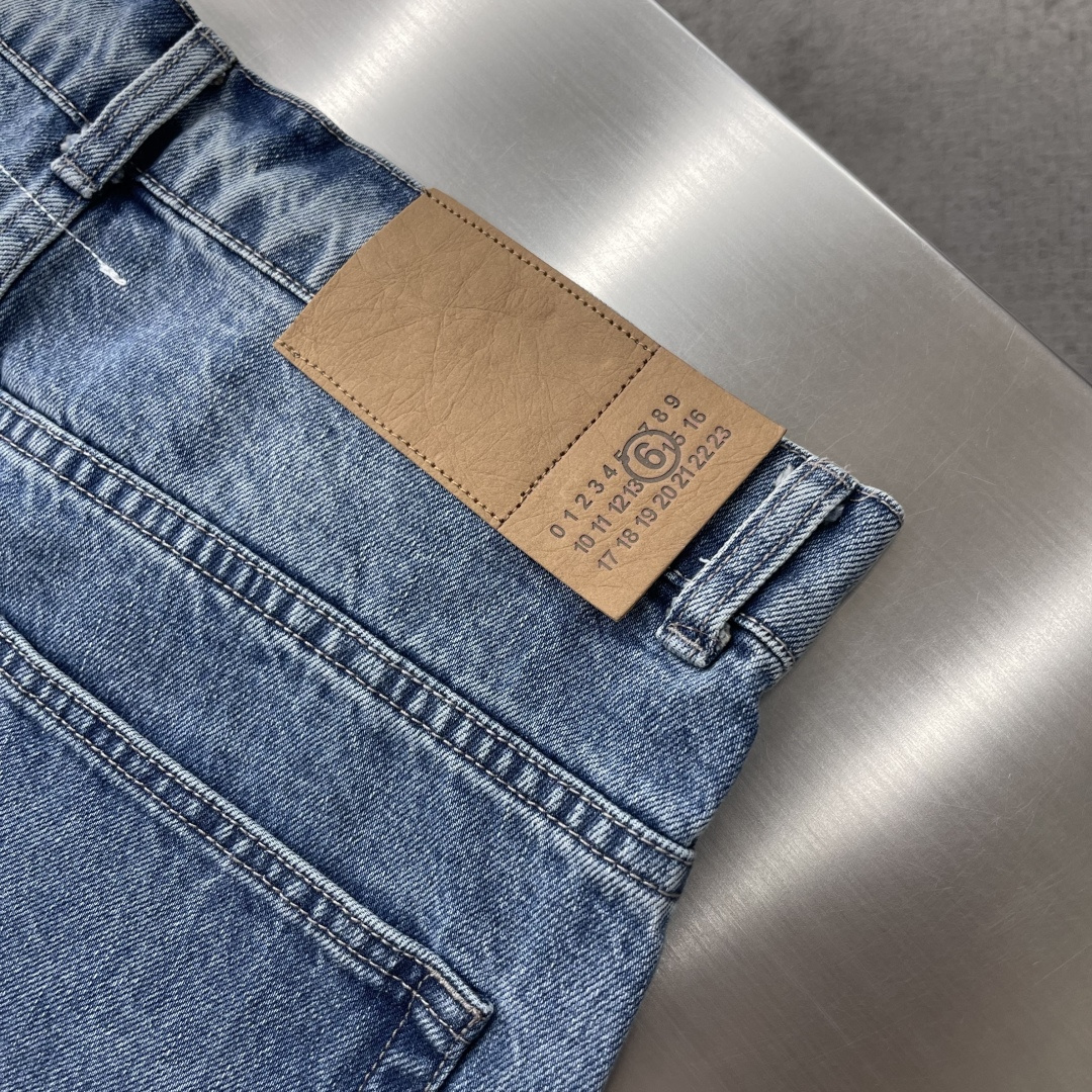 -MM6 马吉拉 不对称拼接直筒牛仔裤 · 经典款​​—— 简约中藏细节，低调里见高级不对称拼接剪裁​​