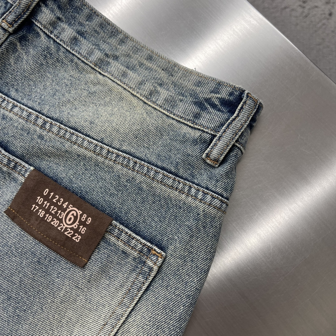 -MM6 马吉拉 26春夏新款牛仔长裤丹宁布洗水🥰复古做旧咖色系颜色😎微喇叭裤型奥🤎独家破洞处理，时尚感