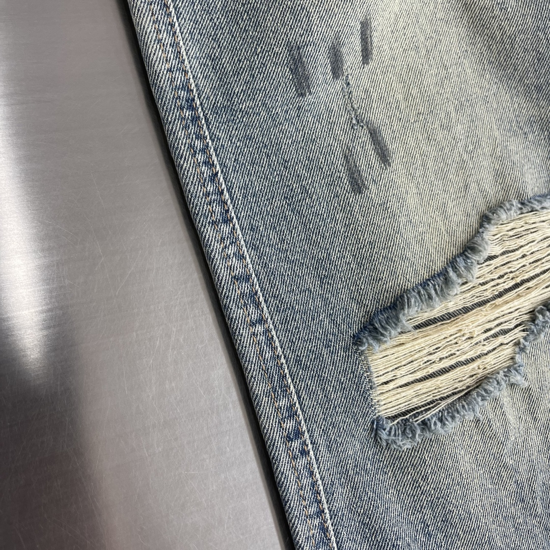 -MM6 马吉拉 26春夏新款牛仔长裤丹宁布洗水🥰复古做旧咖色系颜色😎微喇叭裤型奥🤎独家破洞处理，时尚感