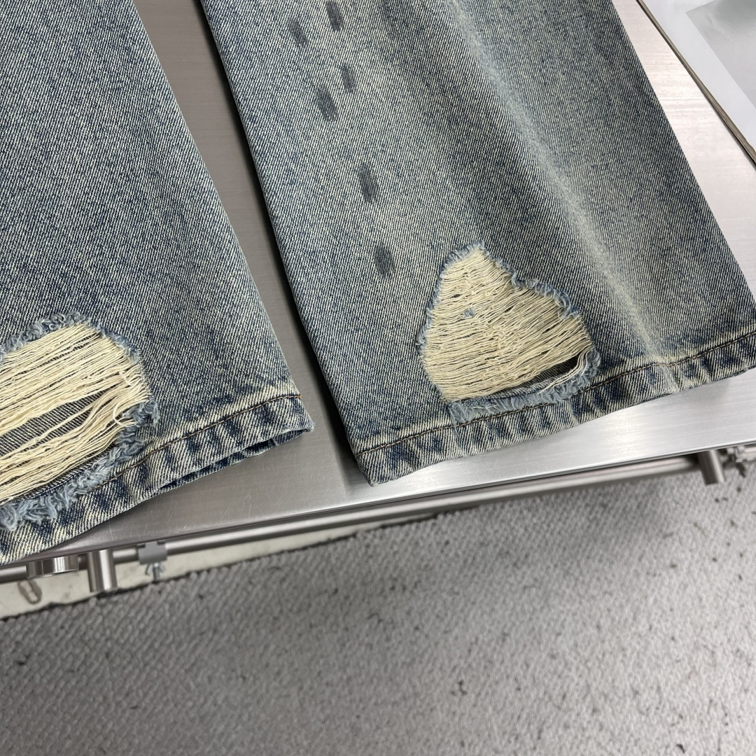 -MM6 马吉拉 26春夏新款牛仔长裤丹宁布洗水🥰复古做旧咖色系颜色😎微喇叭裤型奥🤎独家破洞处理，时尚感