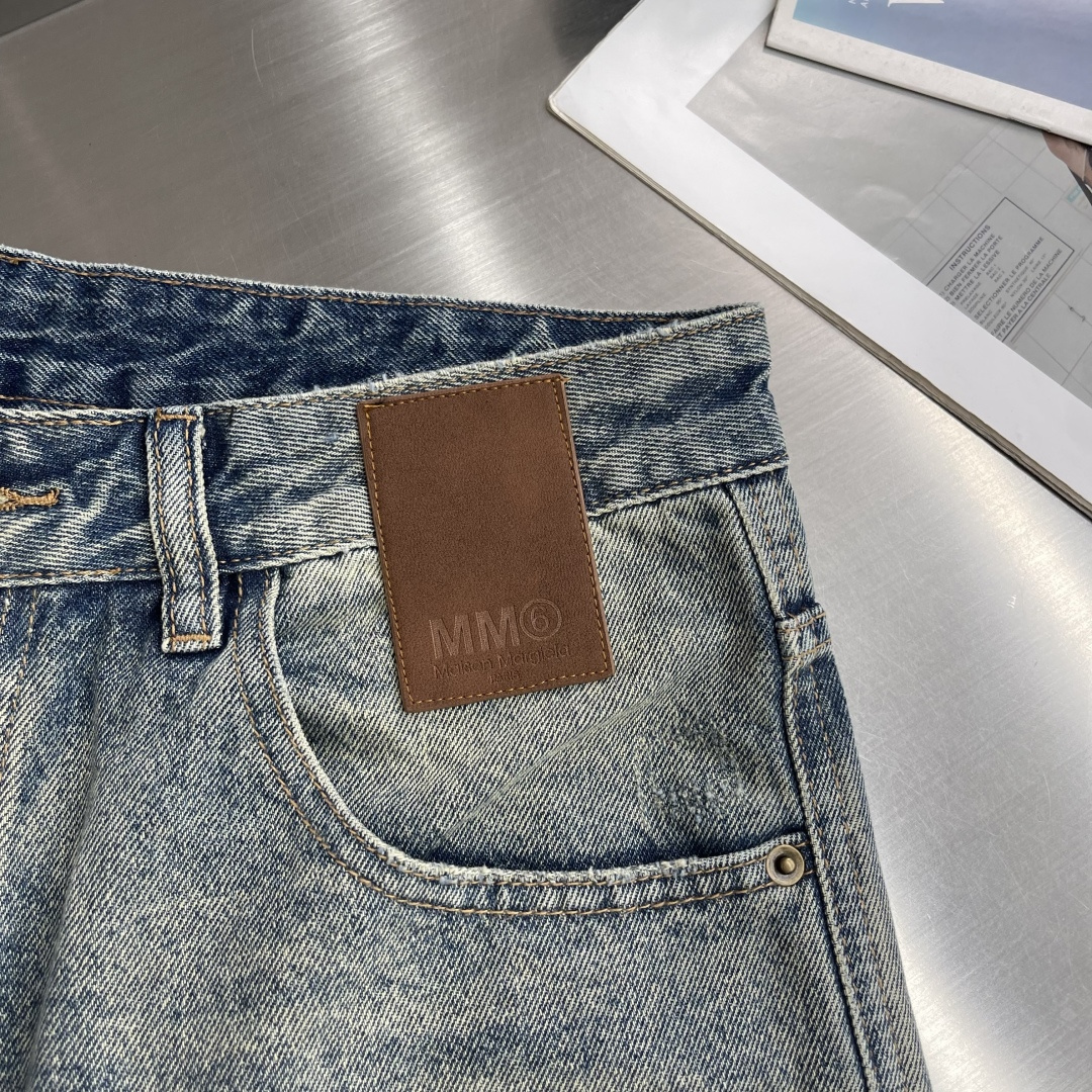 -MM6 马吉拉 26春夏新款牛仔长裤丹宁布洗水🥰复古做旧咖色系颜色😎微喇叭裤型奥🤎独家破洞处理，时尚感