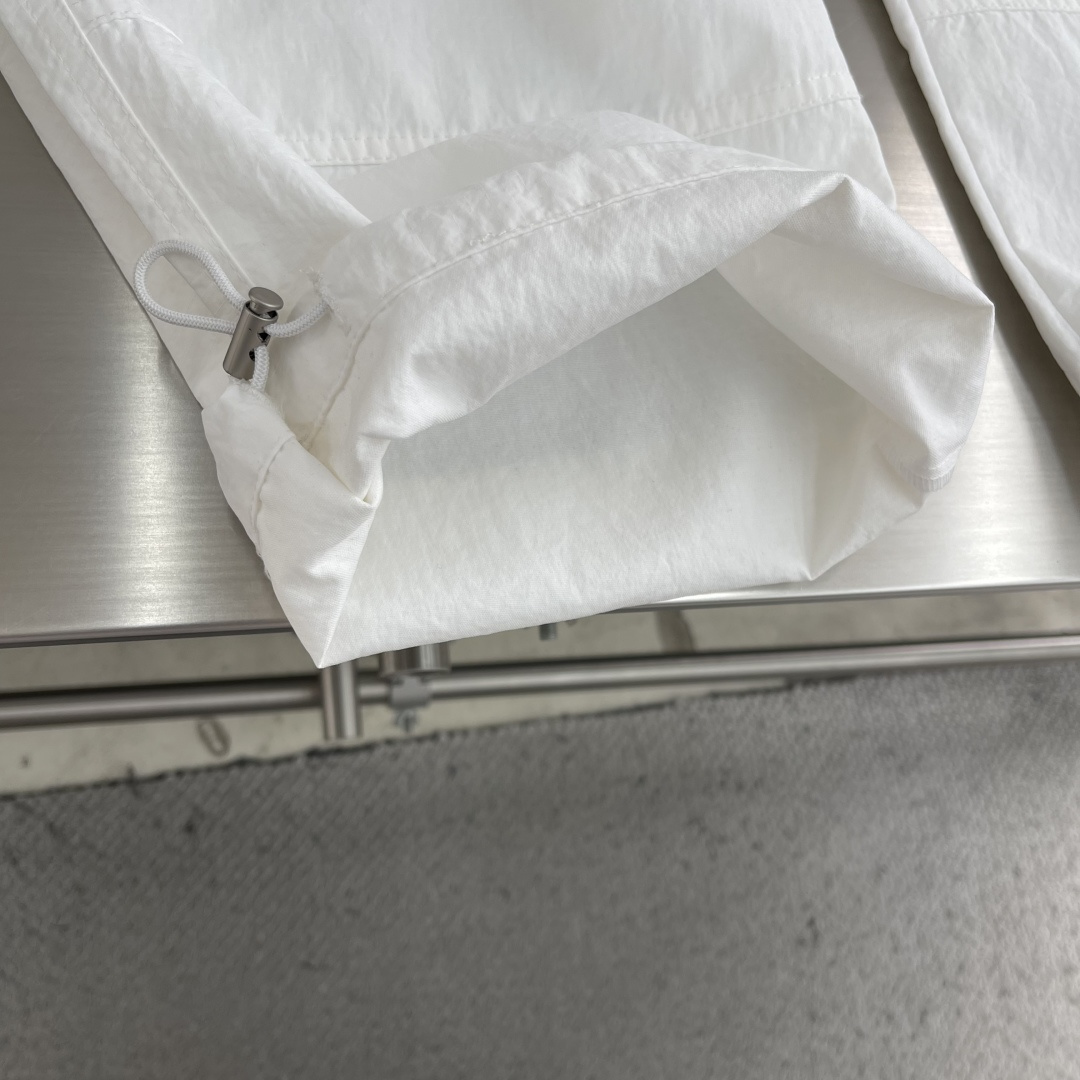 -Balenciag 高温压胶logo梭织材质，立体感强伞兵裤型，时尚感拉满修饰腿型，潮人必备款弹力抽绳