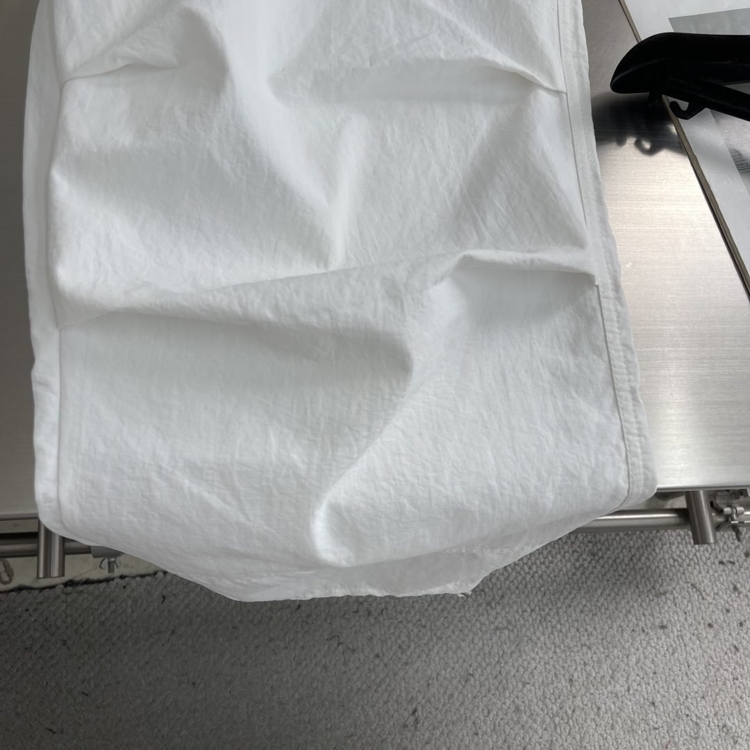 -Balenciag 高温压胶logo梭织材质，立体感强伞兵裤型，时尚感拉满修饰腿型，潮人必备款弹力抽绳