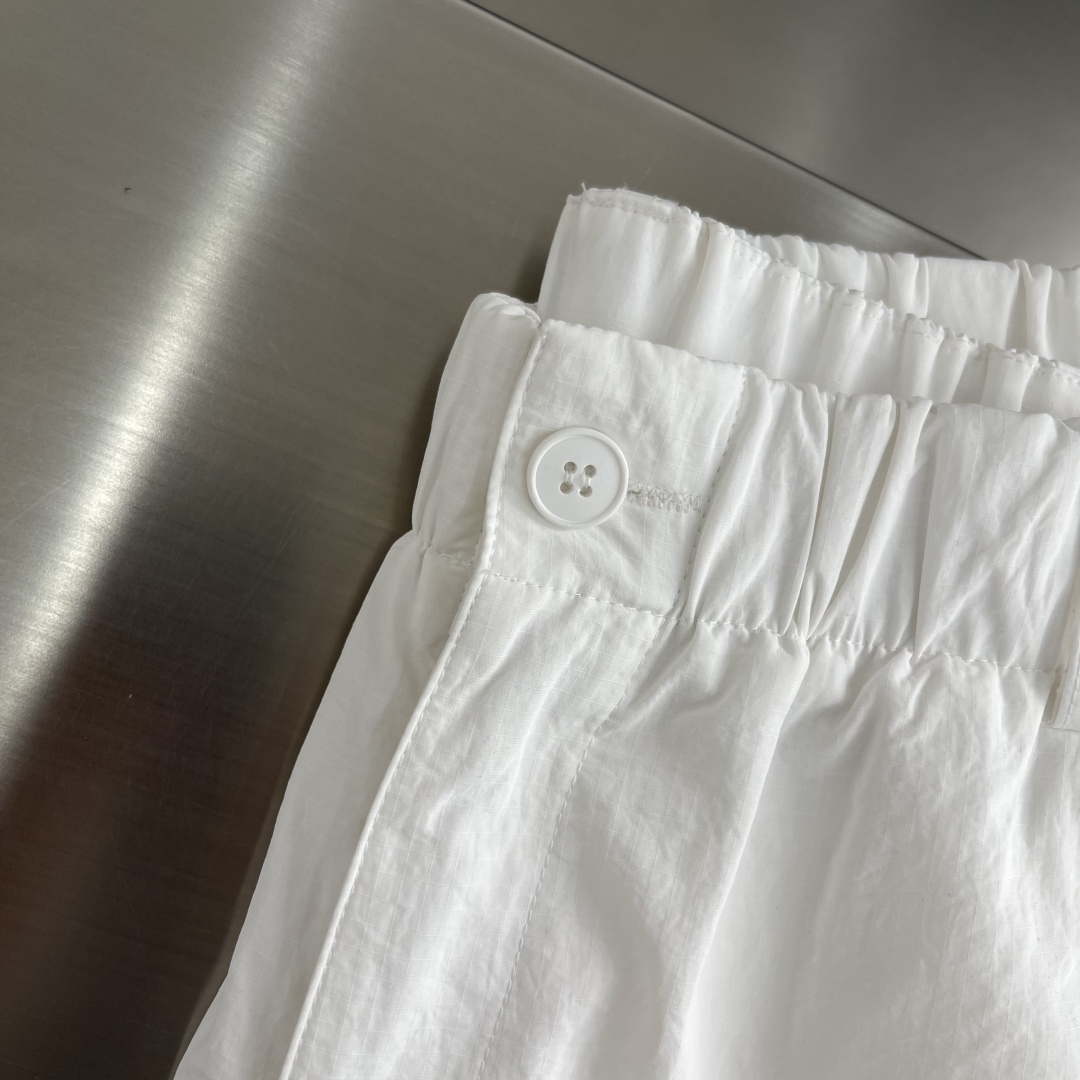 -Balenciag 高温压胶logo梭织材质，立体感强伞兵裤型，时尚感拉满修饰腿型，潮人必备款弹力抽绳