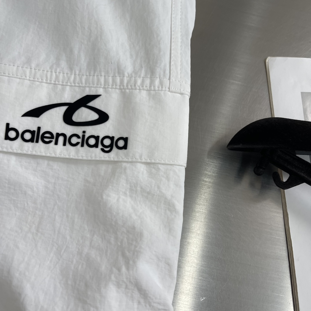 -Balenciag 高温压胶logo梭织材质，立体感强伞兵裤型，时尚感拉满修饰腿型，潮人必备款弹力抽绳