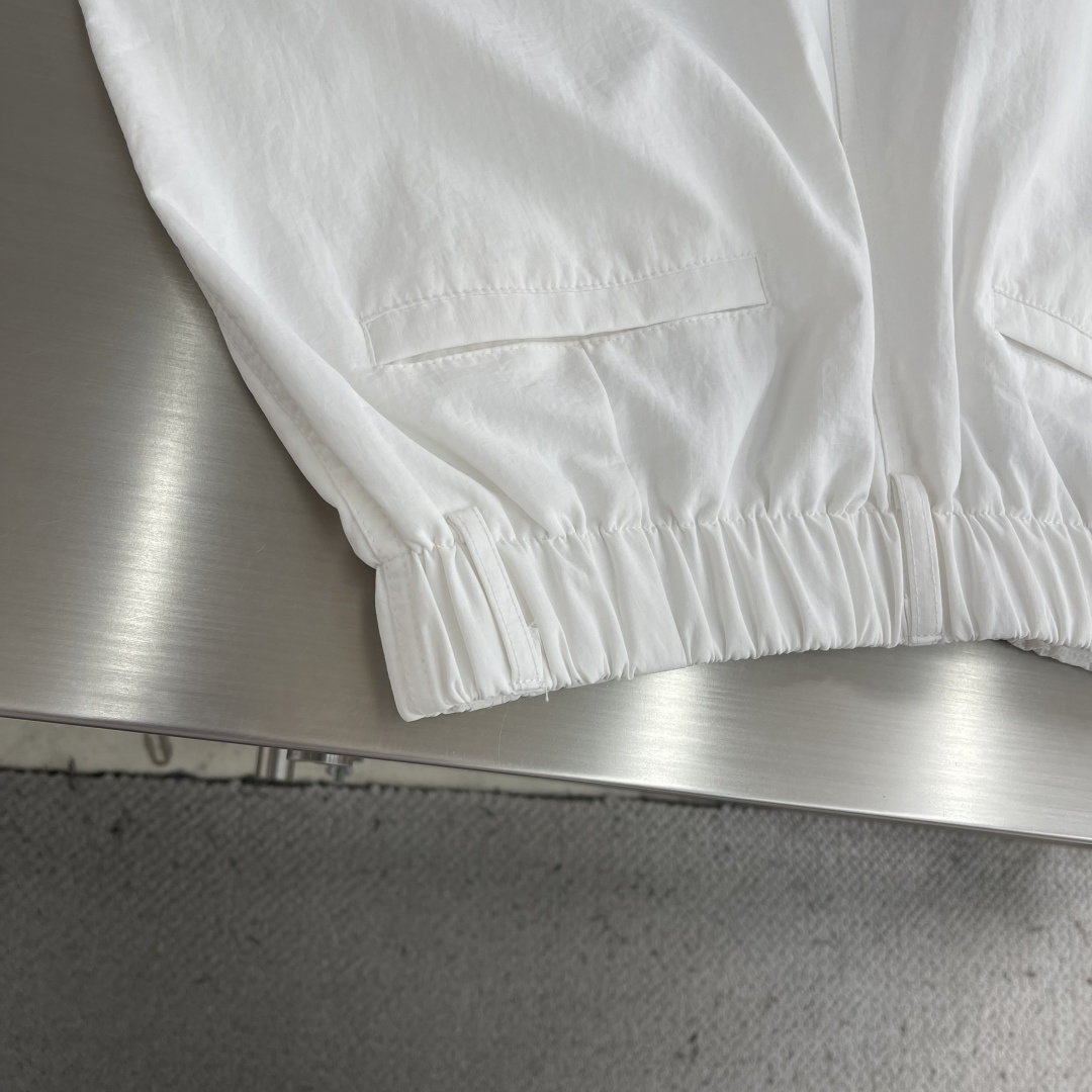 -Balenciag 高温压胶logo梭织材质，立体感强伞兵裤型，时尚感拉满修饰腿型，潮人必备款弹力抽绳