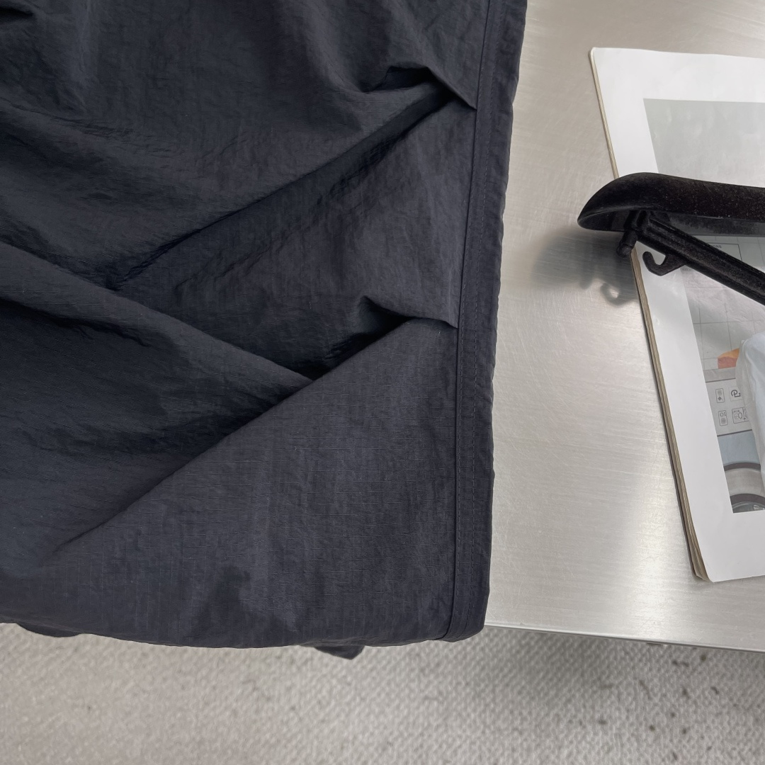 -Balenciag 高温压胶logo梭织材质，立体感强伞兵裤型，时尚感拉满修饰腿型，潮人必备款弹力抽绳