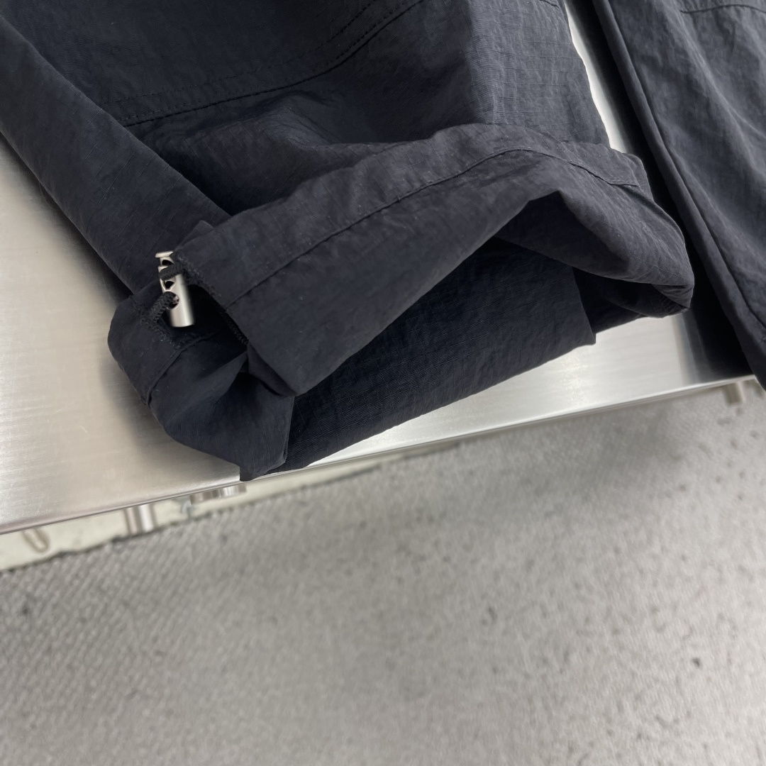 -Balenciag 高温压胶logo梭织材质，立体感强伞兵裤型，时尚感拉满修饰腿型，潮人必备款弹力抽绳