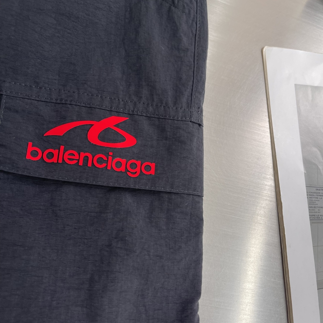 -Balenciag 高温压胶logo梭织材质，立体感强伞兵裤型，时尚感拉满修饰腿型，潮人必备款弹力抽绳