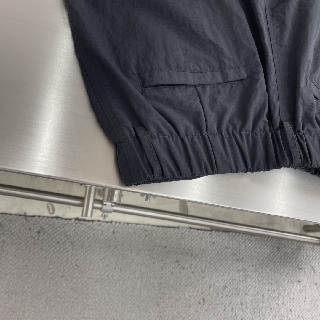 -Balenciag 高温压胶logo梭织材质，立体感强伞兵裤型，时尚感拉满修饰腿型，潮人必备款弹力抽绳