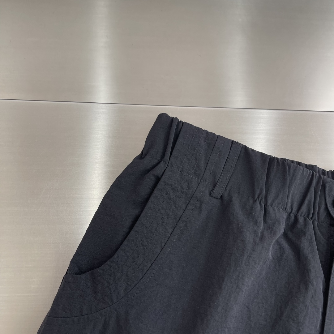 -Balenciag 高温压胶logo梭织材质，立体感强伞兵裤型，时尚感拉满修饰腿型，潮人必备款弹力抽绳