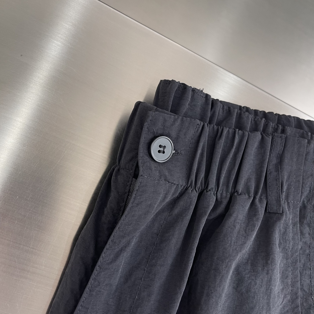 -Balenciag 高温压胶logo梭织材质，立体感强伞兵裤型，时尚感拉满修饰腿型，潮人必备款弹力抽绳